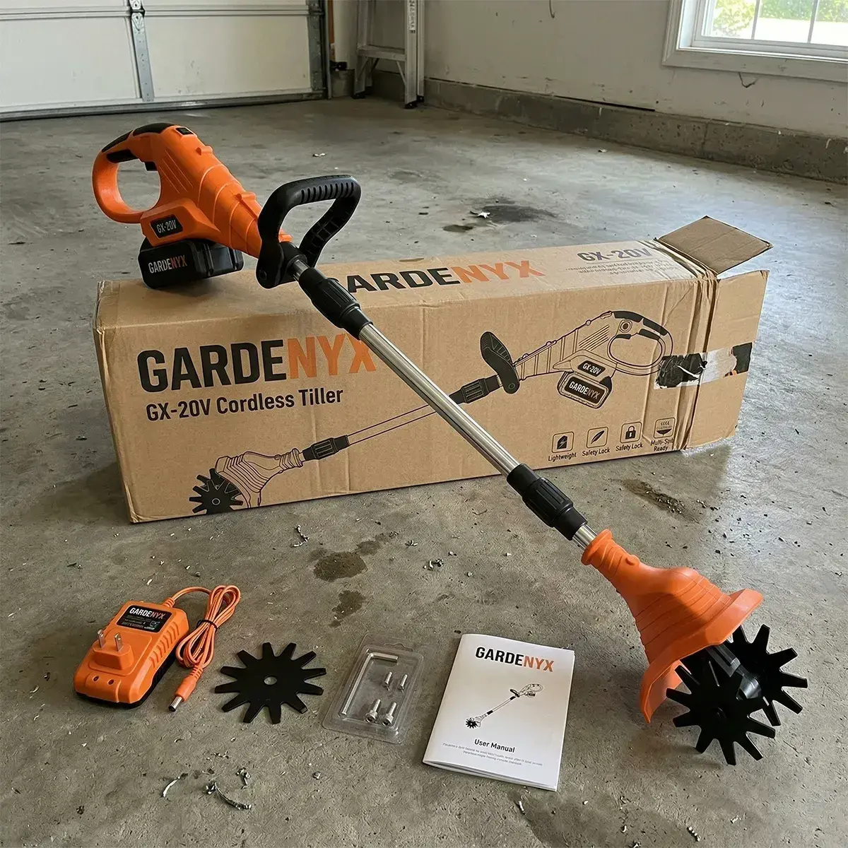 Cliente che utilizza il coltivatore senza fili Gardenyx